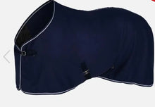 Charger l'image dans la galerie, Couverture en polaire Horze - Rouge cordouan/bleu foncé