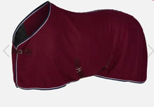 Charger l'image dans la galerie, Couverture en polaire Horze - Rouge cordouan/bleu foncé